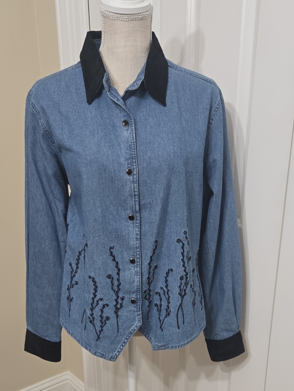 BILL BLASS Denim Long Sleeve Button-Front Shirt Black Embroidered Detail Sz L